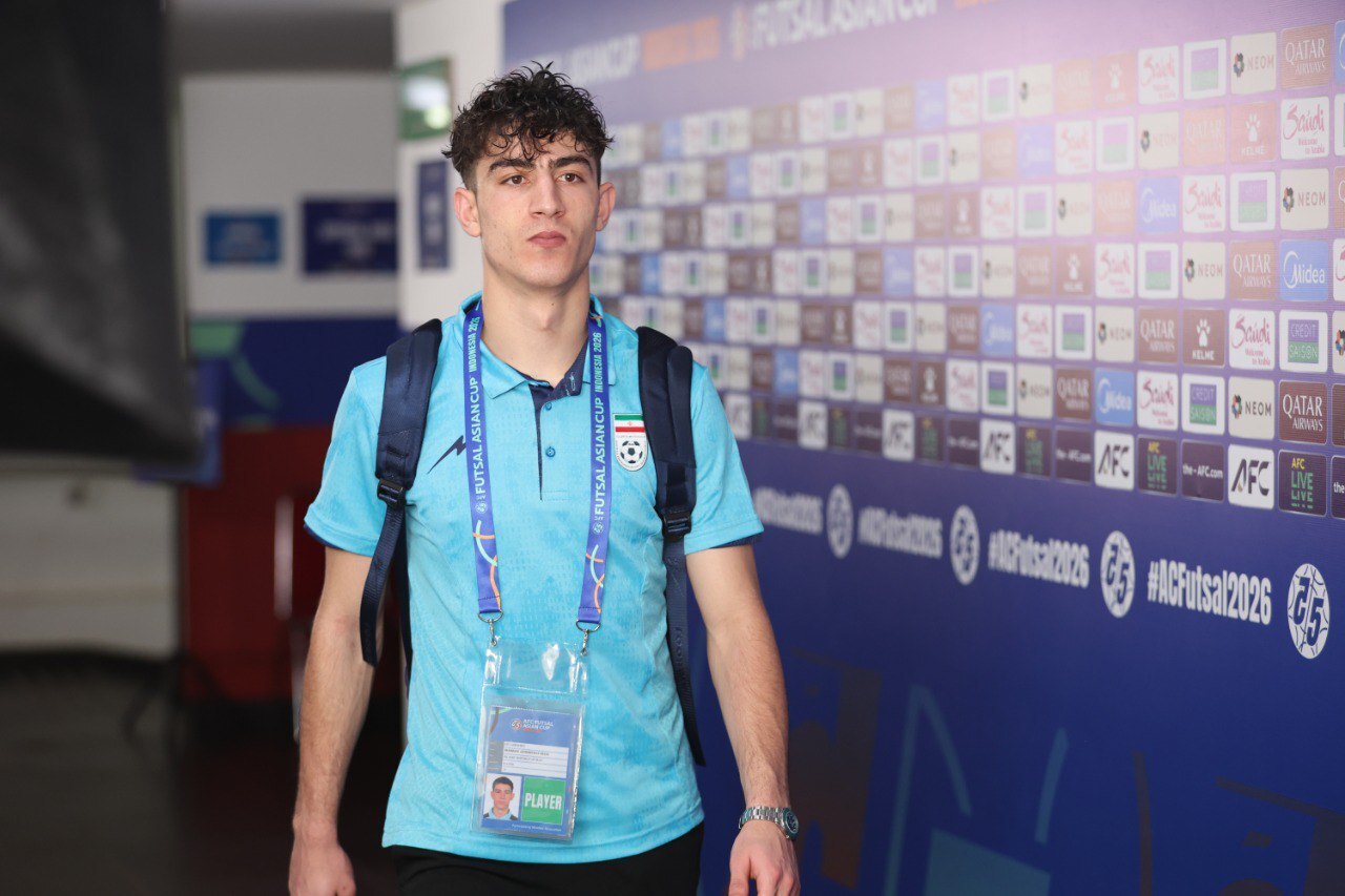 عظیمی: شغلم گل زدن برای ایران است