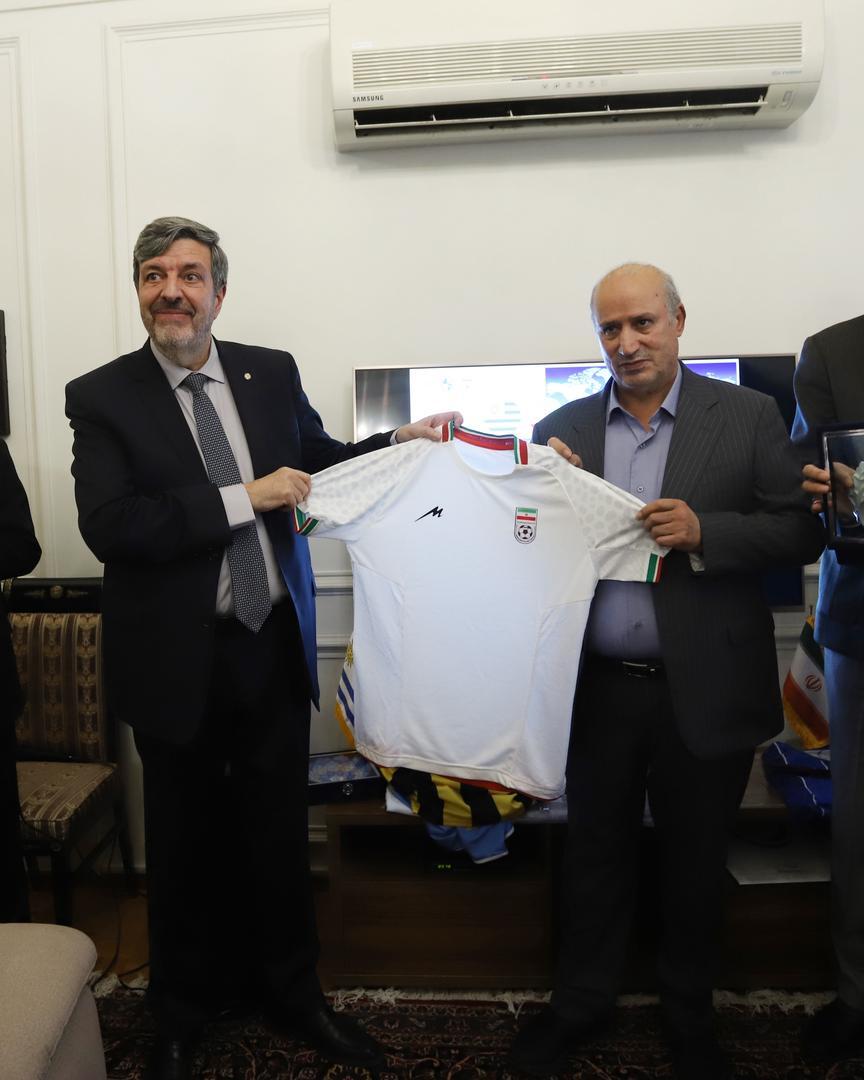 دیپلماسی فوتبال در سفارت اروگوئه