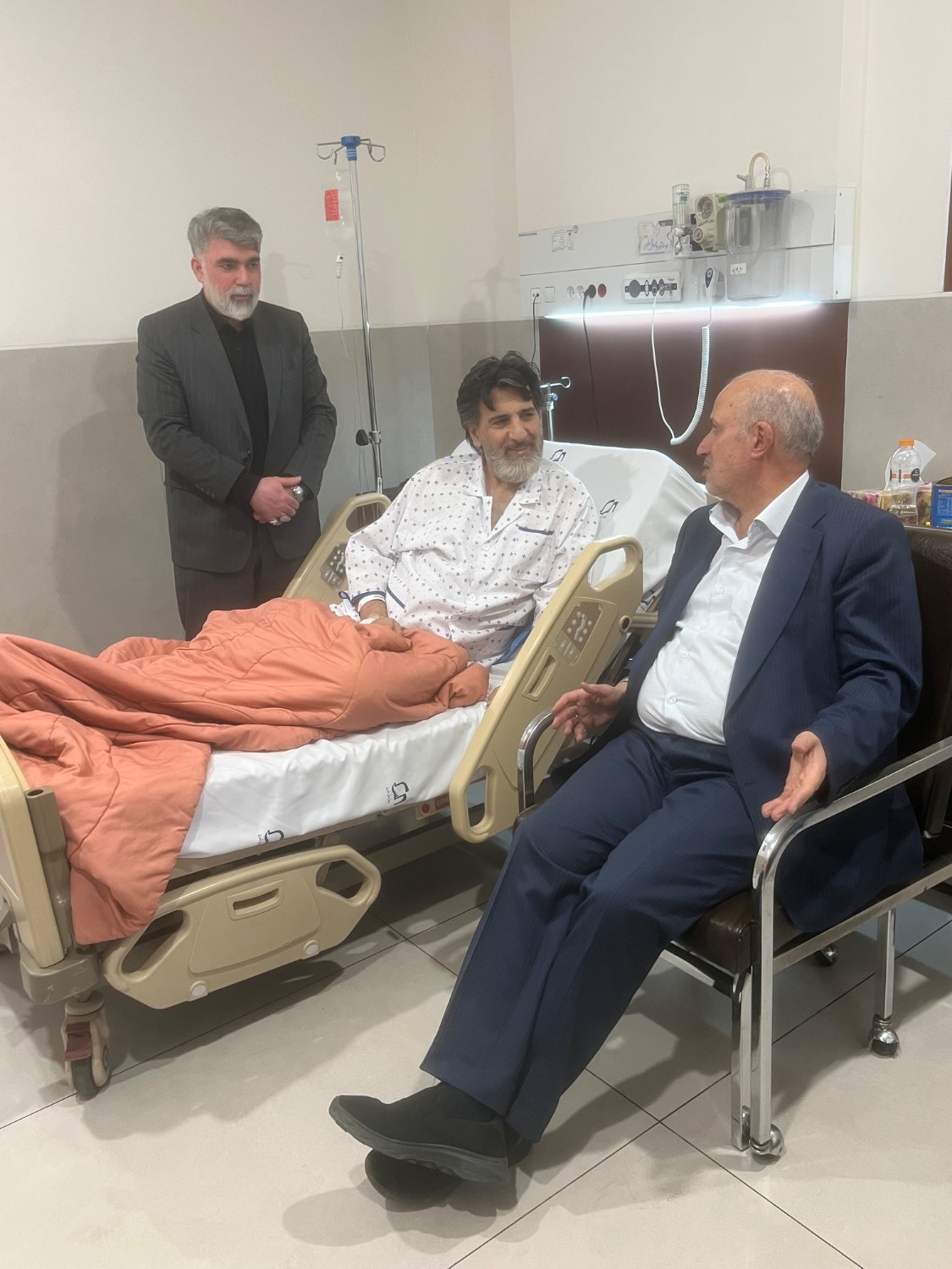 عیادت رئیس فدراسیون از پیشکسوت شایسته فوتبال کشور عیادت رئیس فدراسیون از پیشکسوت شایسته فوتبال کشور