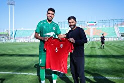 پیراهن تیم ملی تقدیم بازیکن باا‌خلاق ذوب آهن اصفهان شد