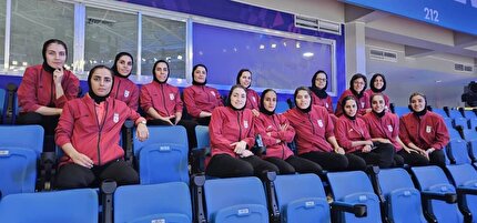 بازیکنان و کادر تیم ملی فوتسال بانوان شاهد رقابت اسپانیا و تایلند در ورزشگاه بودند