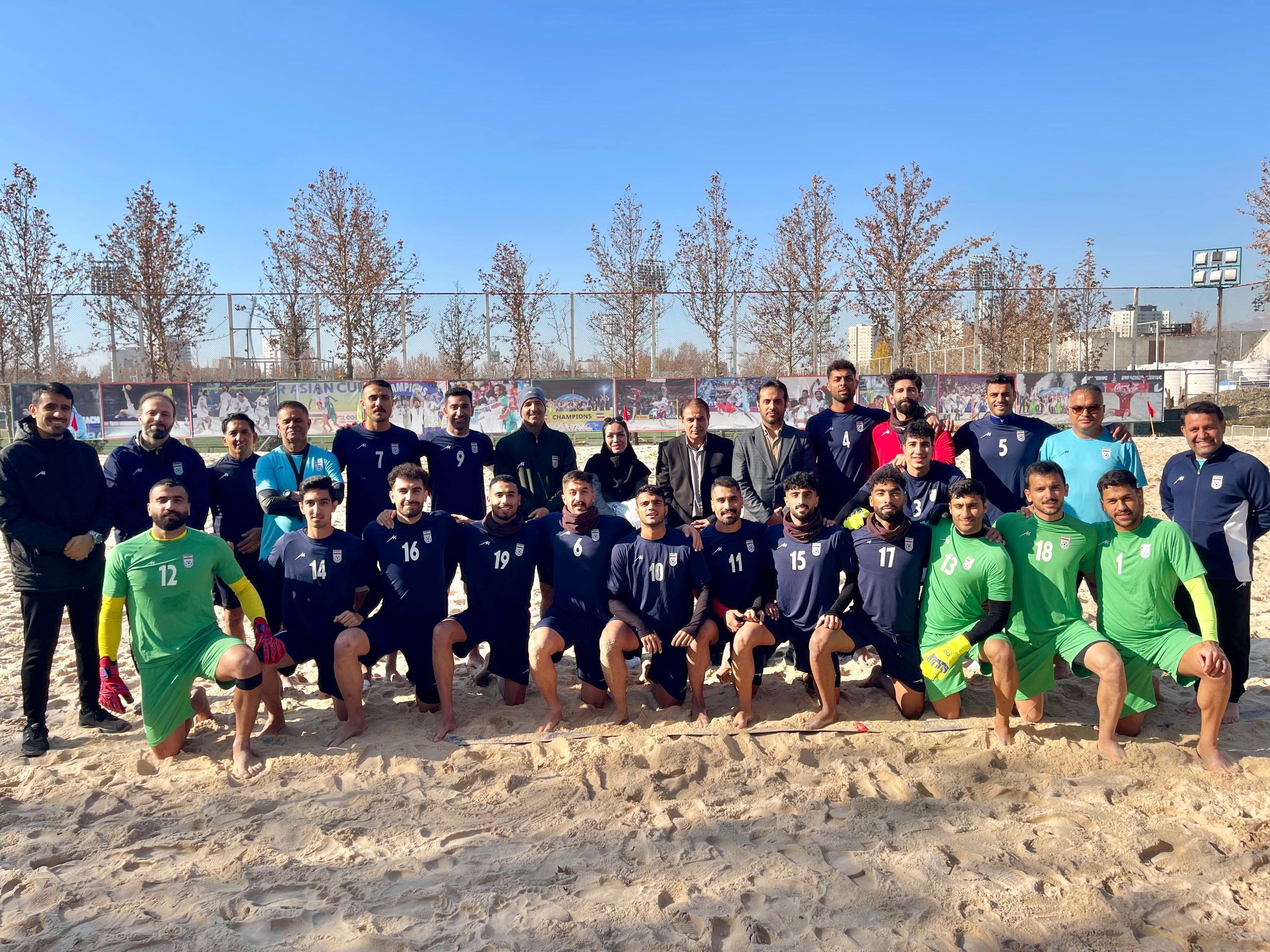 تقدیر اعضای تیم ملی فوتبال ساحلی به مناسبت گرامیداشت روز زن و مادر تقدیر اعضای تیم ملی فوتبال ساحلی به مناسبت گرامیداشت روز زن و مادر