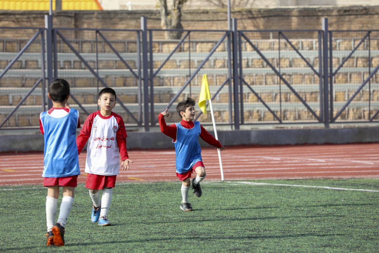 در سرمای یخبندان اردیبل، فوتبال گرمای کودکان است