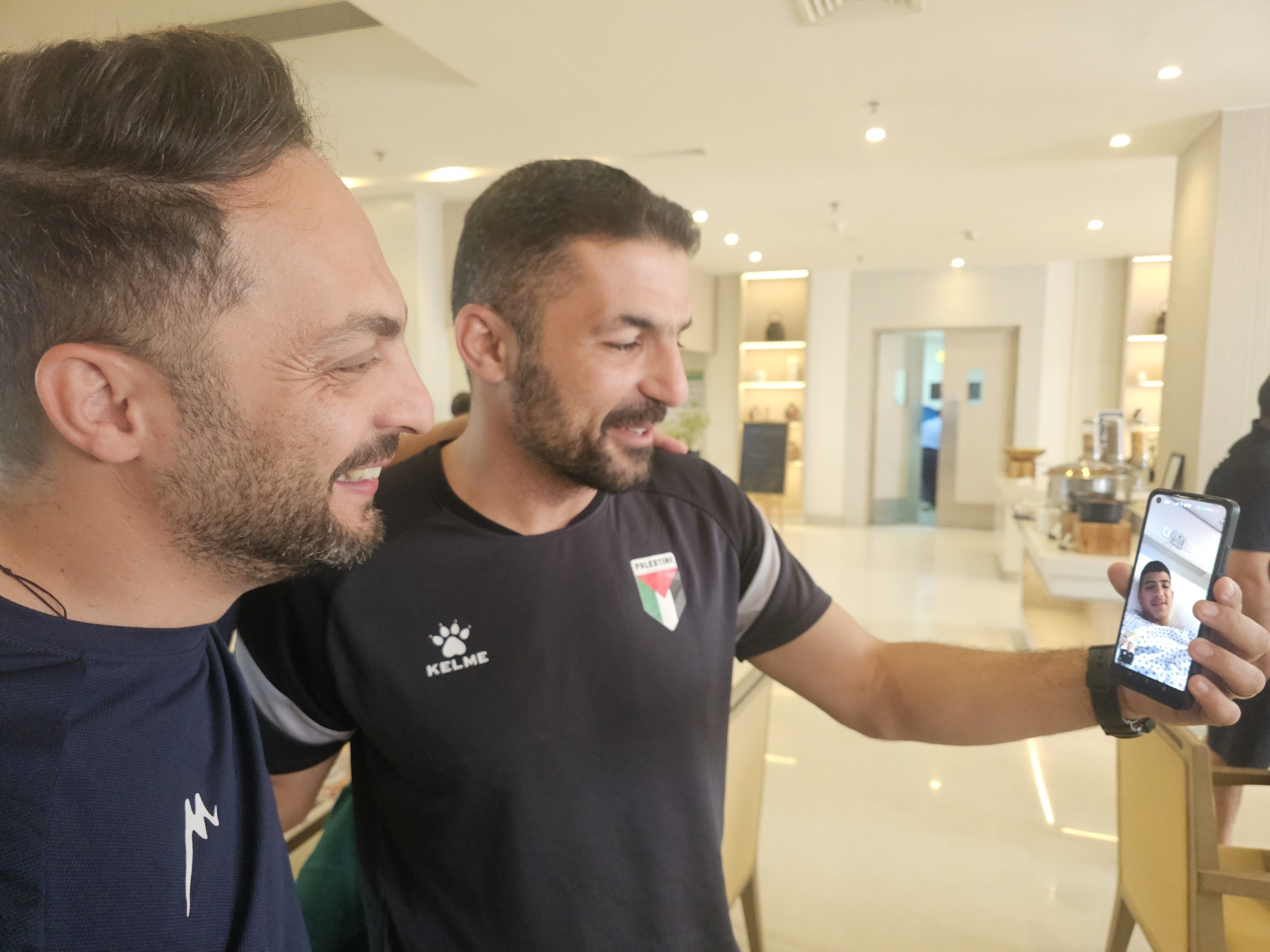 تماس سرمربی تیم ملی ایران با بازیکن مصدوم فلسطین تماس سرمربی تیم ملی ایران با بازیکن مصدوم فلسطین