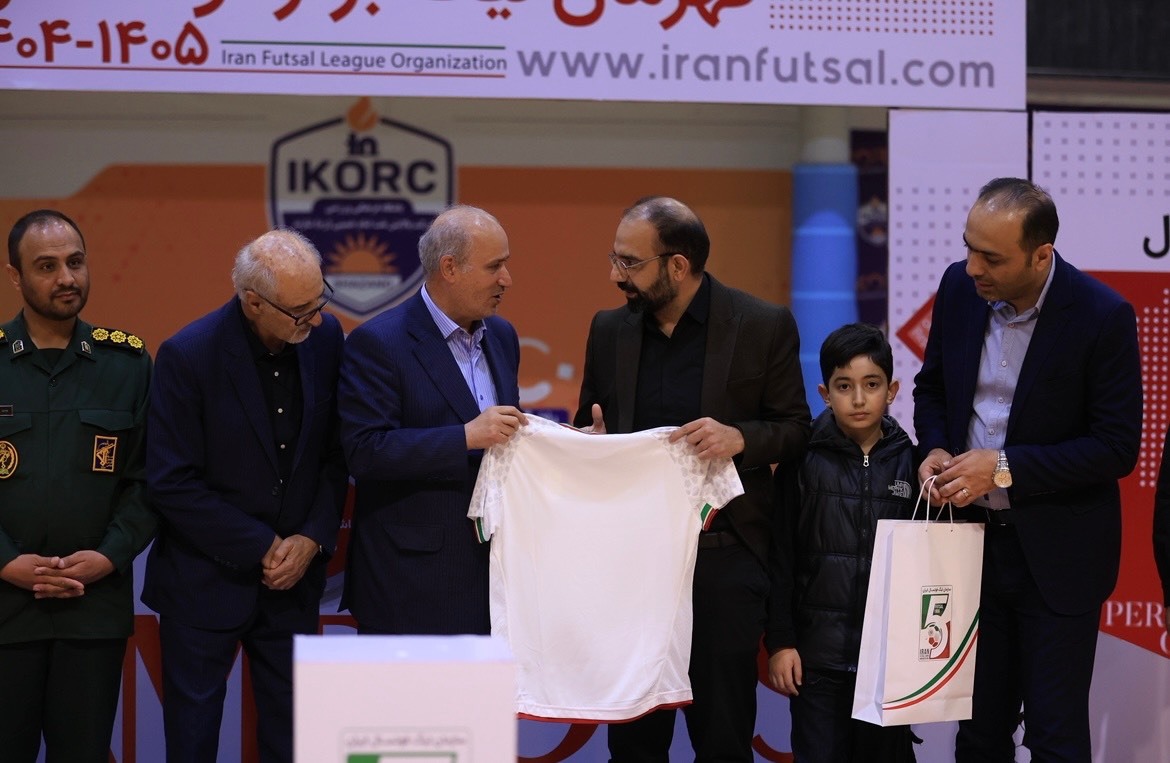 تجلیل رئیس فدراسیون از عکاس سوگوار فوتسال تجلیل رئیس فدراسیون از عکاس سوگوار فوتسال