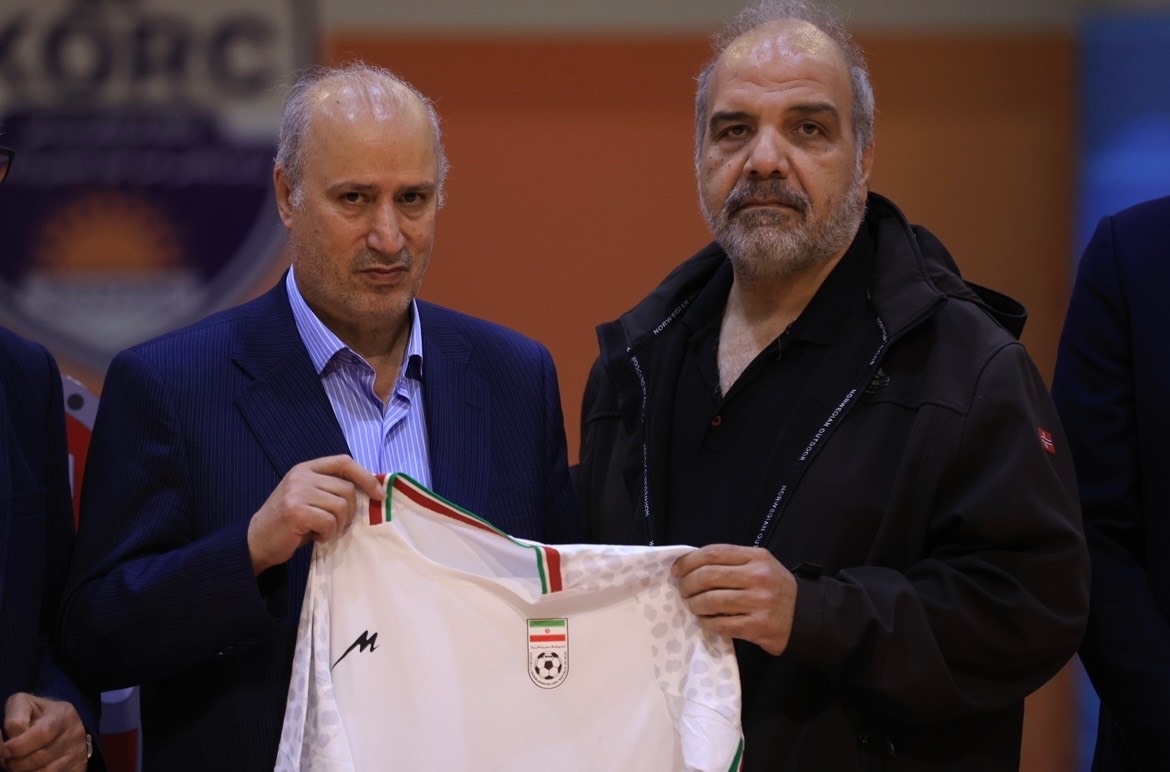 تجلیل رئیس فدراسیون از عکاس سوگوار فوتسال تجلیل رئیس فدراسیون از عکاس سوگوار فوتسال