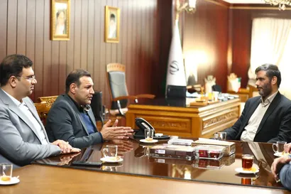 نشست مشترک رئیس فدراسیون فوتبال و دبیر شورای عالی مناطق آزاد