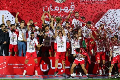اهدای کاپ قهرمانی به تیم پرسپولیس در بیستمین دوره رقابتهای لیگ برتر فوتبال