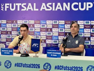 ۷
