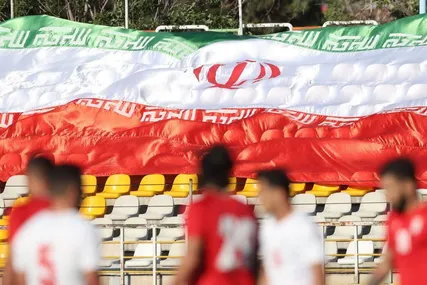 مثل یک سرو در طوفان