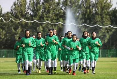 نماد امید و ایستادگی در زمین فوتبال