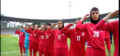 سلام نظامی دختران زیر ۲۰ سال ایران هنگام پخش سرود ملی جمهوری اسلامی ایران پیش از دیدار برابر ژاپن